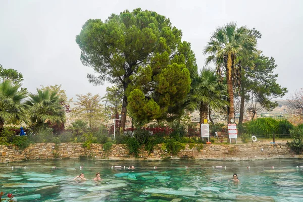 Pamukkale Turquía Noviembre 2021 Los Turistas Disfrutan Piscina Antigua Baño — Foto de Stock