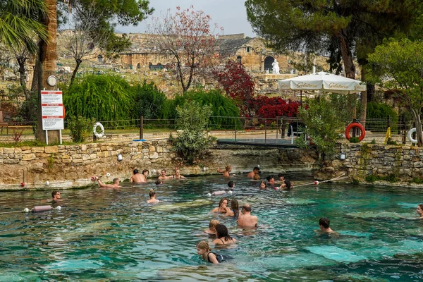 Pamukkale Turquía Noviembre 2021 Los Turistas Disfrutan Piscina Antigua Baño —  Fotos de Stock