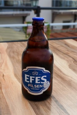 IZMIR, TURKEY - 1 Kasım 2021: Yerel Efes Pilsen Birası İzmir, Türkiye 'de hizmet verdi