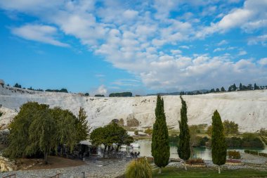 Pamukkale 'deki doğal travertin havuzları ve terasları.
