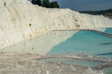 Pamukkale Travertine havuzları ve terasları. Pamukkale, Türkiye 'deki ünlü UNESCO dünya mirası sahası