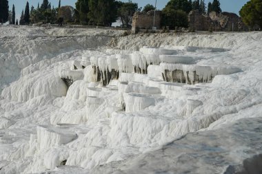 Pamukkale Travertine havuzları ve terasları. Pamukkale, Türkiye 'deki ünlü UNESCO dünya mirası sahası