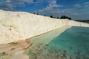 Pamukkale Travertine havuzları ve terasları. Pamukkale, Türkiye 'deki ünlü UNESCO dünya mirası sahası