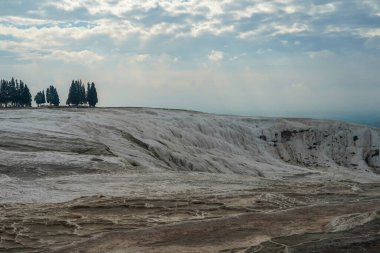Pamukkale Travertine havuzları ve terasları. Pamukkale, Türkiye 'deki ünlü UNESCO dünya mirası sahası