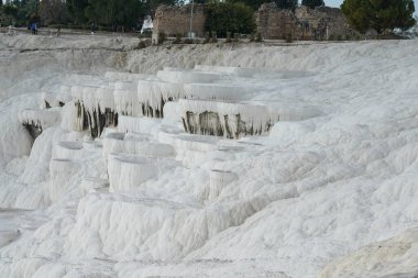 Pamukkale Travertine havuzları ve terasları. Pamukkale, Türkiye 'deki ünlü UNESCO dünya mirası sahası