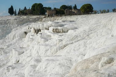 Pamukkale Travertine havuzları ve terasları. Pamukkale, Türkiye 'deki ünlü UNESCO dünya mirası sahası