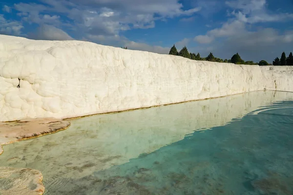 Pamukkale Travertine游泳池和梯田 Pamukkale是教科文组织在土耳其的著名世界遗产 — 图库照片