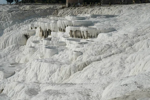 Pamukkale Travertine游泳池和梯田 Pamukkale是教科文组织在土耳其的著名世界遗产 — 图库照片