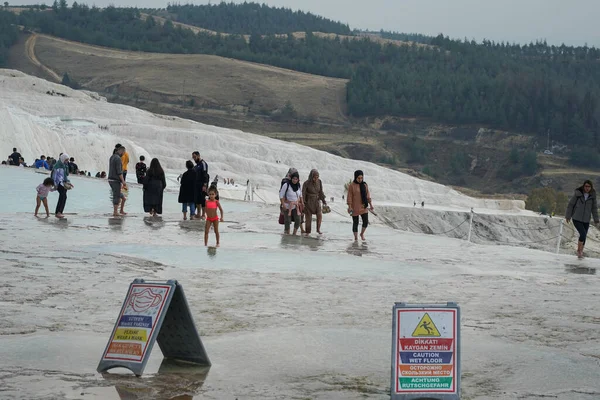 Pamukkale Turquía Noviembre 2021 Los Turistas Disfrutan Las Piscinas Terrazas — Foto de Stock