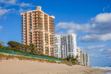 RIVIERA BEACH, FLORIDA - 20 Şubat 2022 Singer Adası 'ndaki lüks apartman daireleri. Singer Adası, Riviera Sahili 'nin doğal plajları ve lüks otelleri olan okyanus manzaralı bir mahallesi.