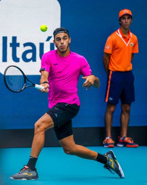 MIAMI GARDENS, FLORIDA - 30 Mart 2022: Arjantinli tenisçi Francisco Cerundolo Miami 'deki Hard Rock Stadyumu' nda oynadığı çeyrek final maçında