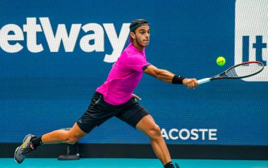 MIAMI GARDENS, FLORIDA - 30 Mart 2022: Arjantinli tenisçi Francisco Cerundolo Miami 'deki Hard Rock Stadyumu' nda oynadığı çeyrek final maçında