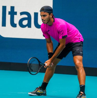 MIAMI GARDENS, FLORIDA - 30 Mart 2022: Arjantinli tenisçi Francisco Cerundolo Miami 'deki Hard Rock Stadyumu' nda oynadığı çeyrek final maçında