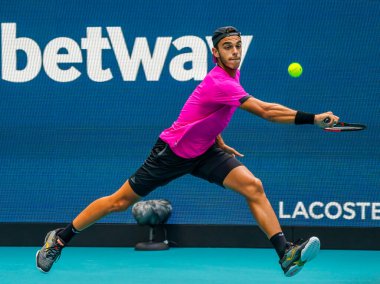 MIAMI GARDENS, FLORIDA - 30 Mart 2022: Arjantinli tenisçi Francisco Cerundolo Miami 'deki Hard Rock Stadyumu' nda oynadığı çeyrek final maçında