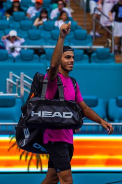 MIAMI GARDENS, FLORIDA - 30 Mart 2022: Arjantinli tenisçi Francisco Cerundolo, Miami 'deki Hard Rock Stadyumu' nda oynanan 2022 Miami Açık 'taki çeyrek final maçından sonra zafere ulaştı.