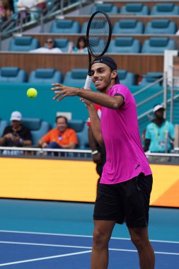 MIAMI GARDENS, FLORIDA - 30 Mart 2022: Arjantinli tenisçi Francisco Cerundolo, Miami 'deki Hard Rock Stadyumu' nda oynanan 2022 Miami Açık 'taki çeyrek final maçından sonra zaferini kutladı.