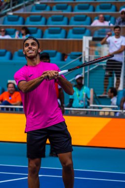 MIAMI GARDENS, FLORIDA - 30 Mart 2022: Arjantinli tenisçi Francisco Cerundolo, Miami 'deki Hard Rock Stadyumu' nda oynanan 2022 Miami Açık 'taki çeyrek final maçından sonra zaferini kutladı.