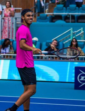 MIAMI GARDENS, FLORIDA - 30 Mart 2022: Arjantinli tenisçi Francisco Cerundolo, Miami 'deki Hard Rock Stadyumu' nda oynanan 2022 Miami Açık 'taki çeyrek final maçından sonra zaferini kutladı.