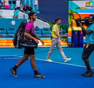 MIAMI GARDENS, FLORIDA - 30 Mart 2022: Arjantinli tenisçi Francisco Cerundolo, Miami 'deki Hard Rock Stadyumu' nda oynanan 2022 Miami Açık 'taki çeyrek final maçından sonra zaferini kutladı.