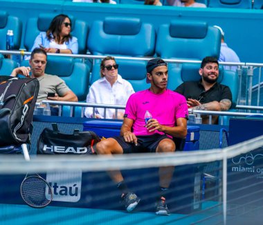 MIAMI GARDENS, FLORIDA - 30 Mart 2022: Arjantinli tenisçi Francisco Cerundolo Miami 'deki Hard Rock Stadyumu' nda oynadığı çeyrek final maçında