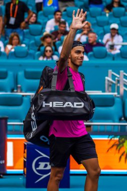 MIAMI GARDENS, FLORIDA - 30 Mart 2022: Arjantinli tenisçi Francisco Cerundolo, Miami 'deki Hard Rock Stadyumu' nda oynanan 2022 Miami Açık 'taki çeyrek final maçından sonra zaferini kutladı.