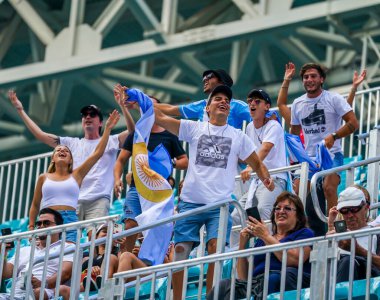 MIAMI GARDENS, FLORIDA - 30 Mart 2022: Arjantinli tenis taraftarları Miami 'deki Hard Rock Stadyumu' nda oynanan 2022 Miami Açık çeyrek final karşılaşmasında Arjantinli Francisco Cerundolo 'yu destekledi.