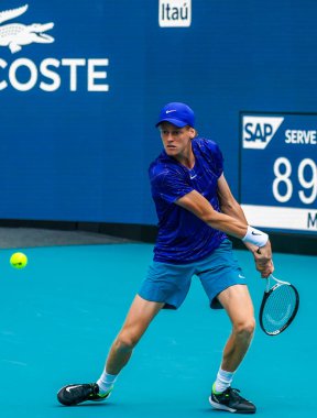 MIAMI GARDENS, FLORIDA - 30 Mart 2022: Profesyonel tenis oyuncusu Jannik Sinner, Miami 'deki Hard Rock Stadyumu' nda oynanan 2022 Miami Açık çeyrek final maçında