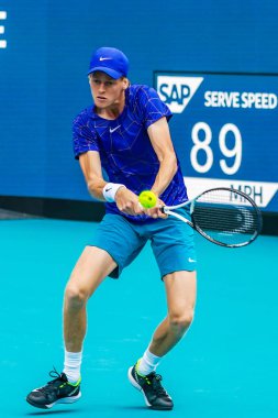 MIAMI GARDENS, FLORIDA - 30 Mart 2022: Profesyonel tenis oyuncusu Jannik Sinner, Miami 'deki Hard Rock Stadyumu' nda oynanan 2022 Miami Açık çeyrek final maçında