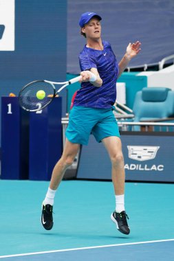 MIAMI GARDENS, FLORIDA - 30 Mart 2022: Profesyonel tenis oyuncusu Jannik Sinner, Miami 'deki Hard Rock Stadyumu' nda oynanan 2022 Miami Açık çeyrek final maçında
