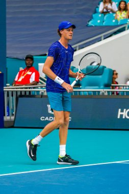 MIAMI GARDENS, FLORIDA - 30 Mart 2022: Profesyonel tenis oyuncusu Jannik Sinner, Miami 'deki Hard Rock Stadyumu' nda oynanan 2022 Miami Açık çeyrek final maçında