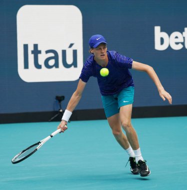 MIAMI GARDENS, FLORIDA - 30 Mart 2022: Profesyonel tenis oyuncusu Jannik Sinner, Miami 'deki Hard Rock Stadyumu' nda oynanan 2022 Miami Açık çeyrek final maçında