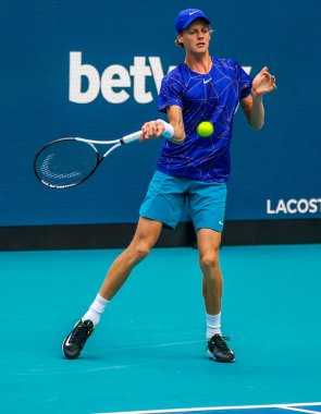 MIAMI GARDENS, FLORIDA - 30 Mart 2022: Profesyonel tenis oyuncusu Jannik Sinner, Miami 'deki Hard Rock Stadyumu' nda oynanan 2022 Miami Açık çeyrek final maçında
