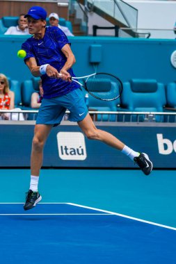 MIAMI GARDENS, FLORIDA - 30 Mart 2022: Profesyonel tenis oyuncusu Jannik Sinner, Miami 'deki Hard Rock Stadyumu' nda oynanan 2022 Miami Açık çeyrek final maçında