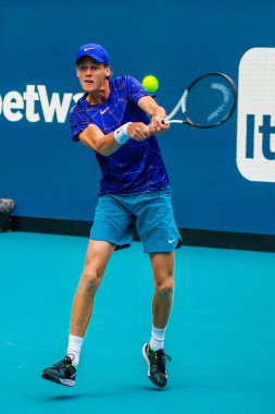 MIAMI GARDENS, FLORIDA - 30 Mart 2022: Profesyonel tenis oyuncusu Jannik Sinner, Miami 'deki Hard Rock Stadyumu' nda oynanan 2022 Miami Açık çeyrek final maçında