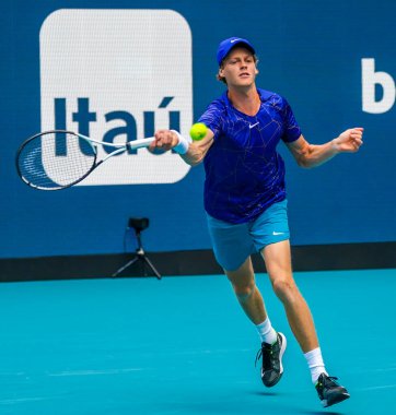 MIAMI GARDENS, FLORIDA - 30 Mart 2022: Profesyonel tenis oyuncusu Jannik Sinner, Miami 'deki Hard Rock Stadyumu' nda oynanan 2022 Miami Açık çeyrek final maçında