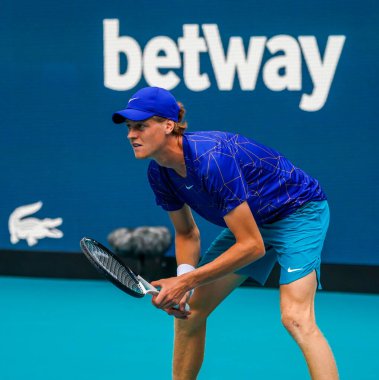 MIAMI GARDENS, FLORIDA - 30 Mart 2022: Profesyonel tenis oyuncusu Jannik Sinner, Miami 'deki Hard Rock Stadyumu' nda oynanan 2022 Miami Açık çeyrek final maçında
