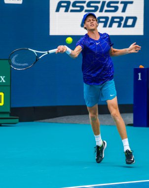 MIAMI GARDENS, FLORIDA - 30 Mart 2022: Profesyonel tenis oyuncusu Jannik Sinner, Miami 'deki Hard Rock Stadyumu' nda oynanan 2022 Miami Açık çeyrek final maçında
