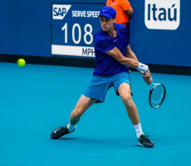 MIAMI GARDENS, FLORIDA - 30 Mart 2022: Profesyonel tenis oyuncusu Jannik Sinner, Miami 'deki Hard Rock Stadyumu' nda oynanan 2022 Miami Açık çeyrek final maçında