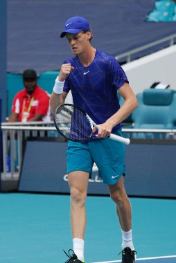 MIAMI GARDENS, FLORIDA - 30 Mart 2022: Profesyonel tenis oyuncusu Jannik Sinner, Miami 'deki Hard Rock Stadyumu' nda oynanan 2022 Miami Açık çeyrek final maçında