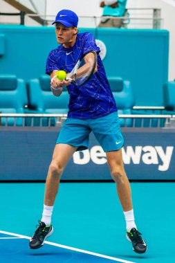 MIAMI GARDENS, FLORIDA - 30 Mart 2022: Profesyonel tenis oyuncusu Jannik Sinner, Miami 'deki Hard Rock Stadyumu' nda oynanan 2022 Miami Açık çeyrek final maçında