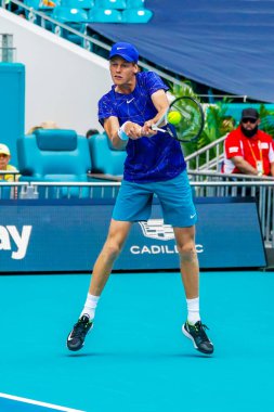 MIAMI GARDENS, FLORIDA - 30 Mart 2022: Profesyonel tenis oyuncusu Jannik Sinner, Miami 'deki Hard Rock Stadyumu' nda oynanan 2022 Miami Açık çeyrek final maçında