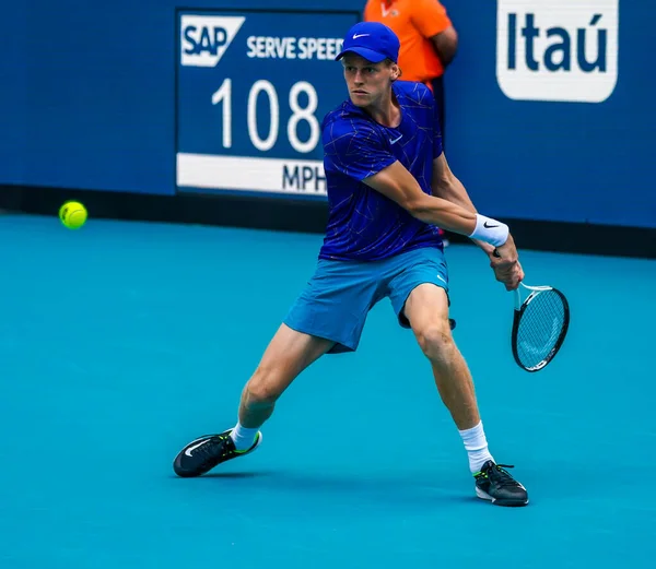 MIAMI GARDENS, FLORIDA - 30 Mart 2022: Profesyonel tenis oyuncusu Jannik Sinner, Miami 'deki Hard Rock Stadyumu' nda oynanan 2022 Miami Açık çeyrek final maçında