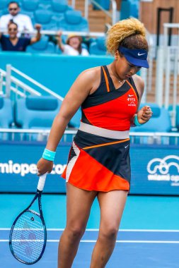 MIAMI GARDENS, FLORIDA - 31 Mart 2022: Japonya Grand Slam Şampiyonu Naomi Osaka Miami 'deki Hard Rock Stadyumu' nda oynanan 2022 Miami Açık yarı final maçında