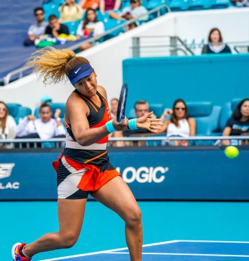 MIAMI GARDENS, FLORIDA - 31 Mart 2022: Japonya Grand Slam Şampiyonu Naomi Osaka Miami 'deki Hard Rock Stadyumu' nda oynanan 2022 Miami Açık yarı final maçında