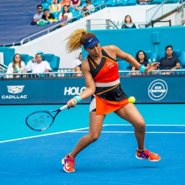 MIAMI GARDENS, FLORIDA - 31 Mart 2022: Japonya Grand Slam Şampiyonu Naomi Osaka Miami 'deki Hard Rock Stadyumu' nda oynanan 2022 Miami Açık yarı final maçında