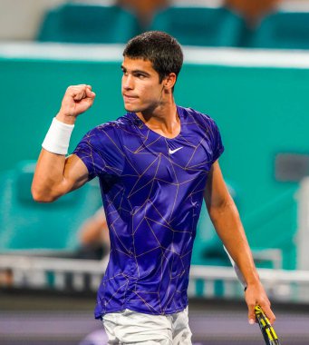 MIAMI GARDENS, FLORIDA - 1 APRIL 2022: İspanya 'dan profesyonel tenisçi Carlos Alcaraz, Miami' deki Hard Rock Stadyumu 'nda oynanan 2022 Miami Açık yarı final maçında görev aldı.