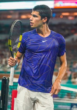 MIAMI GARDENS, FLORIDA - 1 APRIL 2022: İspanya 'dan profesyonel tenisçi Carlos Alcaraz, Miami' deki Hard Rock Stadyumu 'nda oynanan 2022 Miami Açık yarı final maçında görev aldı.