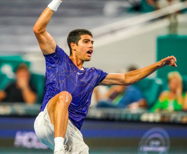 MIAMI GARDENS, FLORIDA - 1 APRIL 2022: İspanya 'dan profesyonel tenisçi Carlos Alcaraz, Miami' deki Hard Rock Stadyumu 'nda oynanan 2022 Miami Açık yarı final maçında görev aldı.