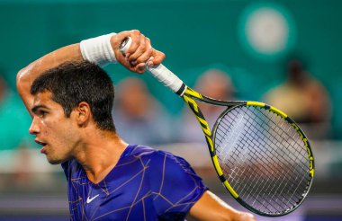 MIAMI GARDENS, FLORIDA - 1 APRIL 2022: İspanya 'dan profesyonel tenisçi Carlos Alcaraz, Miami' deki Hard Rock Stadyumu 'nda oynanan 2022 Miami Açık yarı final maçında görev aldı.