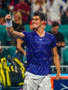 MIAMI GARDENS, FLORIDA - 1 APRIL 2022: İspanya 'dan profesyonel tenisçi Carlos Alcaraz, Miami' deki Hard Rock Stadyumu 'nda oynanan 2022 Miami Açık' taki yarı final maçı sonrasında zaferini kutladı.